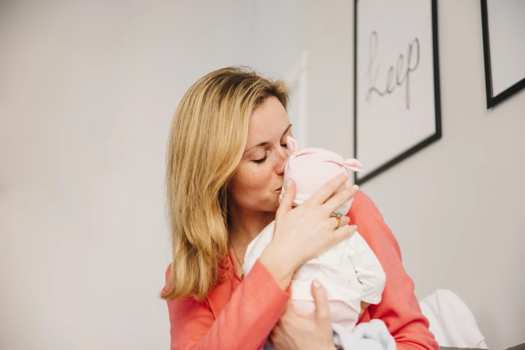 mere-embrassant-bebe Maman post-partum